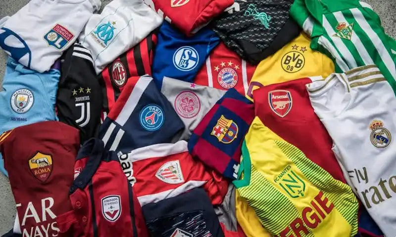 Une collection de maillots de différents clubs de football.